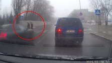 Kelių erelio &bdquo;Porsche Panamera&ldquo; ties pėsčiųjų perėja