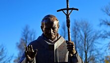 Popiežiaus Jono Pauliaus II skulptūra &Scaron;iauliuose
