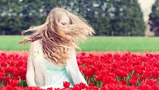Moteris tulpių lauke 