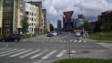 Mėlynasis Peugeot atvažiavo i&scaron; čia, jo vairuotojas nepastebėjo apie &scaron;alutinį kelią įspėjančio ženklo.