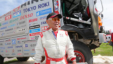 Yoshimasa Sugawara Dakaro ralyje važiuoja sunkvežimiu HINO (2014)