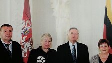 Alfonsas Babarskis ir Danutė (Babarskytė) Malakauskienė susitinka su Prezidentu. Rūta Glikman &ndash; de&scaron;inėje.