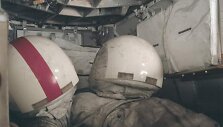 Mėnulio dulkėmis padengti skafandrai ir &scaron;almai, kuriuos vie&scaron;ėdami Žemės palydove vilkėjo paskutinės žmonių ekspedicijos į Mėnulį &bdquo;Apollo 17&ldquo; nariai. 
