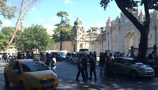 I&scaron;puolis prie Dolmabahce rūmų