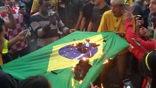 Brazilai degina savo &scaron;alies vėliavą