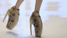 &bdquo;Armadillo&ldquo; batai ant podiumo
