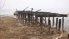 Unikalioje 2007 m. pavasarį darytoje nuotraukoje matyti buvusios sovietinės povandeninių laivų bazės tilto likučiai