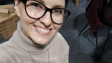 Monika aprangoje derina naujus ir dėvėtus rūbus. I&scaron; Humanos pirktas ka&scaron;myrinis golfas ir internetu pirkti Boden velvetai