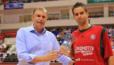 Algimantas Pavilonis įteikia prizą Mantui Kalniečiui