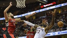 Jonas Valančiūnas ir LeBronas Jamesas