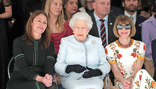 I&scaron; kairės: Caroline Rush, karalienė Elizabeth II ir Anna Wintour 2018 m. Londono mados savaitėje