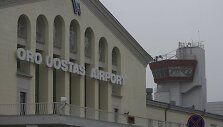 Mažiausiai keturi lėktuvai, turėję nusileisti Vilniuje naktį i&scaron; &scaron;e&scaron;tadienio į sekmadienį arba sekmadienio rytą, buvo nukreipti ir leidosi kituose &scaron;alies oro uostuose.
