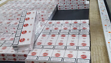 Kontrabandines baltarusi&scaron;kas cigaretes alyti&scaron;kiai slėpė tarp &scaron;viesą atspindinčių langų.
