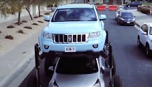 &bdquo;Thinkmodo&ldquo; sukūrė specialią hidraulinę platformą ir sumontavo ją ant visureigio &bdquo;Jeep Grand Cherokee&ldquo;