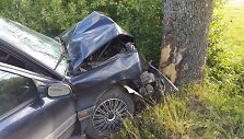 Tauragės rajone automobilis &bdquo;Renault&ldquo; rėžėsi į medį.