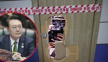 Pietų Korėjos prezidentas Yoon Suk-yeolas ir i&scaron;laužtos durys parlamente