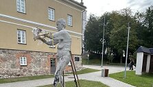 Zarasuose suniokota skulptūra