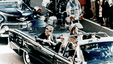 JAV prezidentas Johnas F.Kennedy kelios minutės prie&scaron; nužudymą
