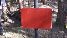 Globių mi&scaron;ke i&scaron;niekinti paminklai partizanams