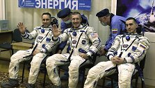 JAV astronautas Danielis Burbankas (centre), Rusijos kosmonautai Antonas &Scaron;kaplerovas (kairėje) ir Anatolijus Ivani&scaron;inas