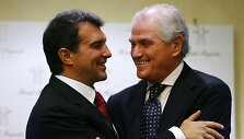 Joanas Laporta (kairėje) su savo &bdquo;geru bičiuliu&ldquo; Madrido &bdquo;Real&ldquo; klubo prezidentu Ramonu Calderonu