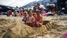 Jaunavedžiai Nickas Wheeleris ir Aimee Maiden rado nuotrauką, kurioje jie abu nufotografuoti vaikystėje dar prie&scaron; susipažindami