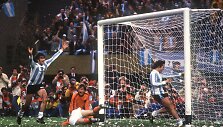 Mario Kempes ir Danielis Bertoni &scaron;venčia įvartį į Nyderlandų vartus 1978 metų pasaulio čempionate