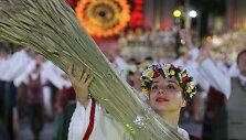 Dainas, &scaron;okius ir liaudies muzikantus apjungiantis ansamblių vakaras &scaron;iemet simboli&scaron;kai  pavadintas "Metai". &Scaron;ventėje į metų ciklą buvo pažvelgta per lietuvių liaudies kūrybą, prisimenant svarbiausius istorinius faktus.
