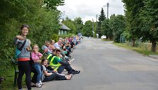 Alsėdžių miestelis &scaron;e&scaron;tadienį pakvies kartu siekti rekordo &ndash; daugiausiai žmonių sėdinčių pakelėje vienu metu.