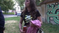 Alaus mėgėja pasiteisinimų įkar&scaron;tyje net pasikėlė mar&scaron;kinėlius ir i&scaron;sitraukė prie pilvo slėptą skardinę.