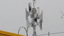 Skirtingose miesto vietose, daugiausia ant mokyklų pastatų, buvo įdiegta 13 sirenų komplektų su radijo antenomis,  garsiakalbiais ir valdymo įranga.