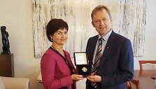 Auk&scaron;čiausią ministerijos apdovanojimą lapkričio 2 dieną Jolantai Kryževičienei įteikė kultūros ministras &Scaron;arūnas Birutis.