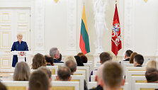Prezidentė apdovanoja Konstitucijos egzamino nugalėtojus