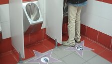 Maskvoje Kijevo stoties tualeto grindis &bdquo;papuo&scaron;ė&ldquo; Rusijos menininkų ir kultūros veikėjų, pasmerkusių Vladimirą Putiną, nuotraukos.