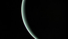 Taip Uranas atrodė pro "Voyager 2" fotobojektyvą - zondas pro planetą fotografavimo akimirką skriejo 965 tūkst. km atstumu (daugiau nei dvigubai didesnis už atstumą, skiriantį Žemę ir Mėnulį)