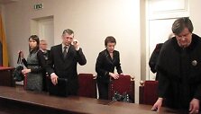 Savickų &scaron;eima su ketvirtojo teisiamojo advokatu R.Andrikiu (de&scaron;inėje).