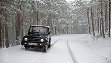 Automobilis apsnigtame kelyje