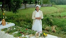 Įvairiose &scaron;alies vietose lauks tradiciniai Žolinių atlaidai bei &scaron;ventinis &scaron;urmulys po jų.   Nuotraukoje - muziejininkė Gražina Žumbakienė.