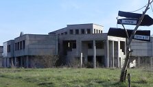 &Scaron;ventojoje užsilikę kone daugiausiai senų ir ekonominio pakilimo metu statytų ir nebaigtų pastatų. 