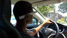 Vairuotoja su &bdquo;Google Glass&ldquo; akiniais