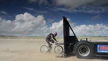 Guy'us Martinas važiuoja dviračiu 181 km/val. greičiu