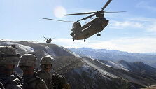 Kariai Afganistano kalnuose laukia, kol galės lipti į sraigtasparnius &bdquo;CH-47 Chinook&ldquo;
