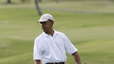 JAV prezidentas Barackas Obama žaidžia golfą. 