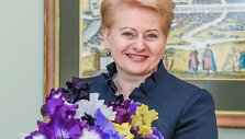 D.Grybauskaitė su Roko dovanota puok&scaron;te