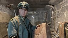 Istoriją tyrinėjantis Aivaras Kurskis parodė, ką pavyko atrasti baterijoje. Rankose jis laiko dar Antrajame pasauliniame kare naudotą degalų talpyklą