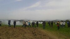 Makedonijos policija a&scaron;arinėmis dujomis vaikė migrantus prie sienos su Graikija