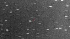 Asteroidas 2017 GM: objektas stebėtas žvaigždžių fone, tad pats asteroidas yra ta&scaron;ko formos, o žvaigždės &ndash; i&scaron;tęstos į brūk&scaron;nelius