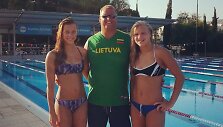 R.Meilutytė ir kita Lietuvos plaukikė E.Gliožerytė su J.Ruddu Kipre.