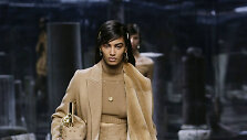 &bdquo;Fendi&ldquo; 2021&ndash;2022 m. rudens ir žiemos kolekcijos modelis