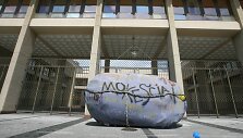 &Scaron;iemet savaite anksčiau nei pernai minima Laisvės nuo mokesčių diena. Tradici&scaron;kai  nuo Vyriausybės rūmų Seimo link ne&scaron;amas simbolinis mokesčių na&scaron;tos akmuo. 
